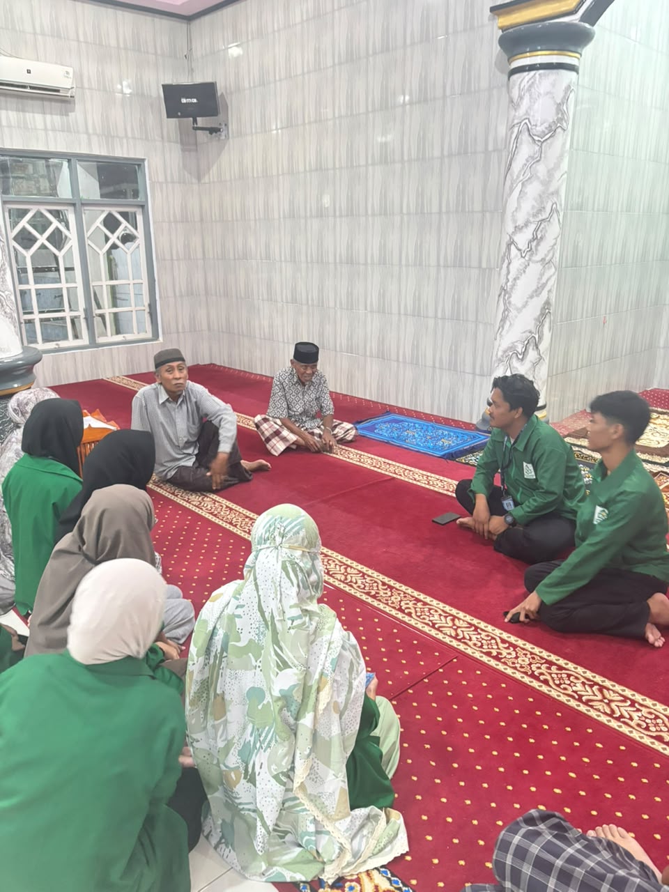 Malam Jumat Penuh Khidmat, KKN UIN Alauddin Makassar Salat Magrib Berjamaah dan Bersilaturahmi di Masjid Nur Rahman